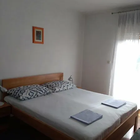 Rade 3* Stari Grad (Hvar)